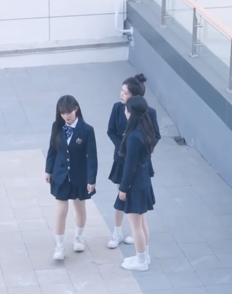 Kakak Senior dan Gadis Lugu